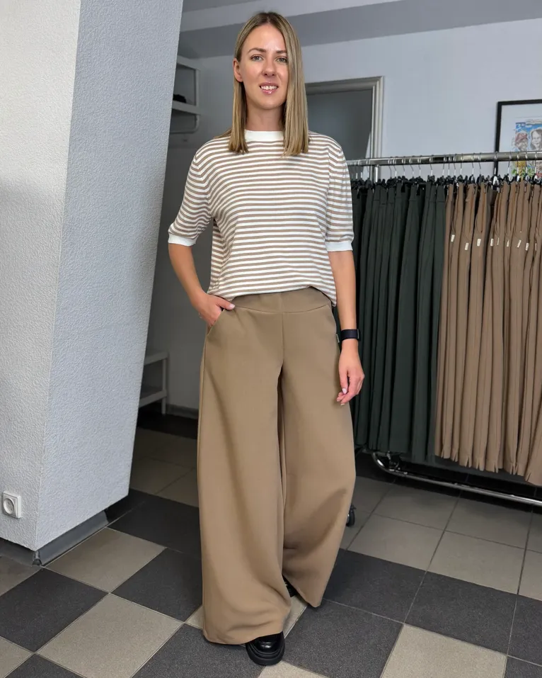 Kostiuminės plačios kelnės